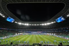 三镇足球队击败申花队，团队协作成就胜利